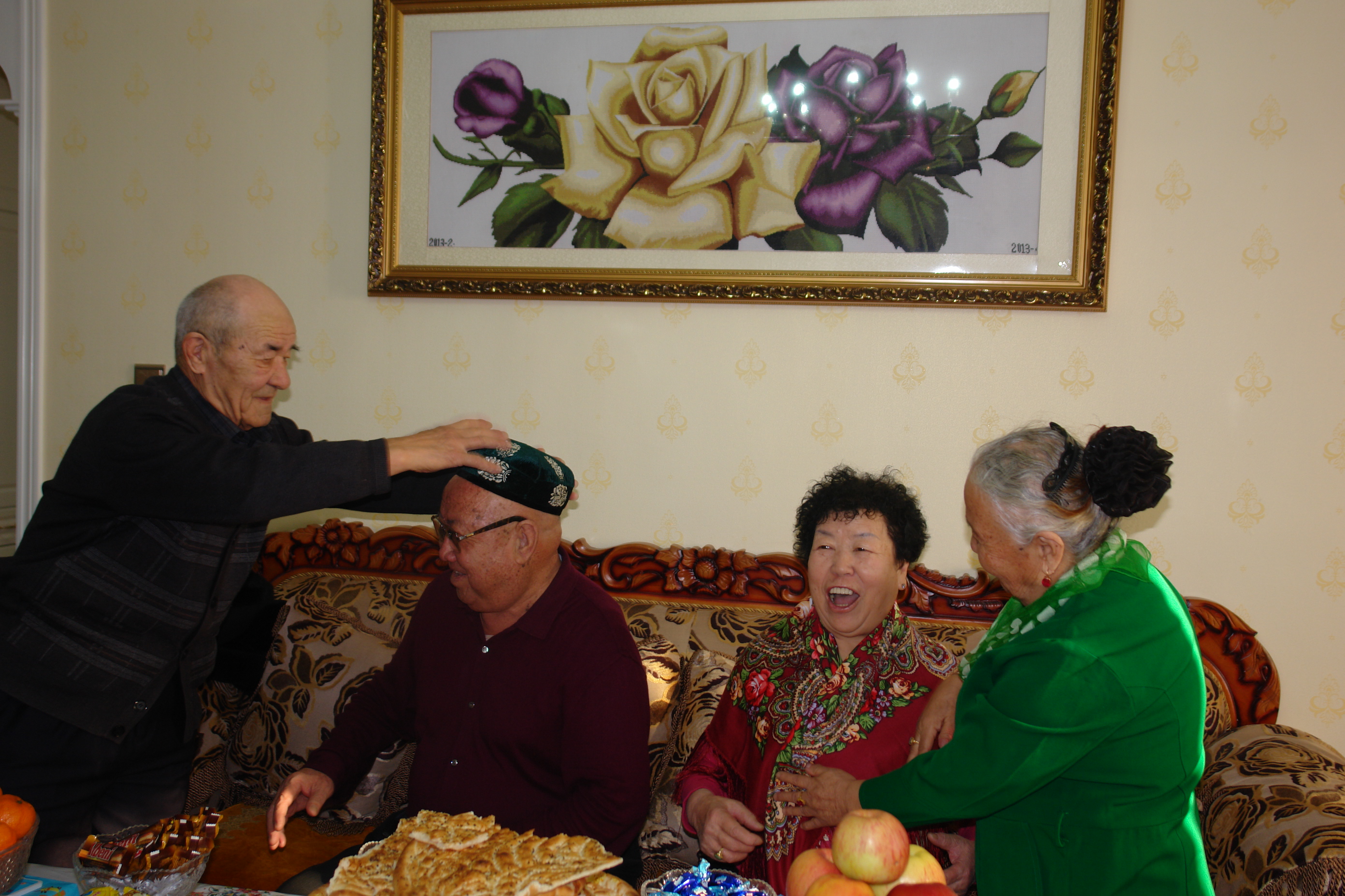 阿吉尼莎匹俦为李金昌匹俦赠予丝巾与小花帽.JPG